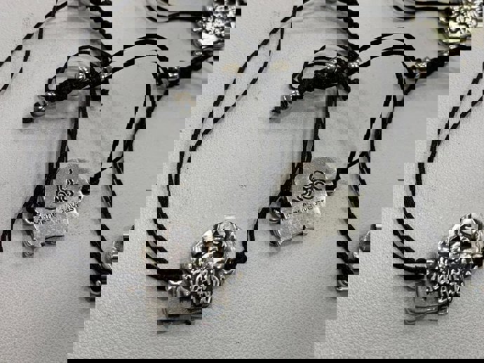 Pulseras vendidas por la Fundación El Gancho Infantil para lograr financiación para los 513 sillones destinados a las habitaciones de pediatría de 28 hospitales andaluces. 