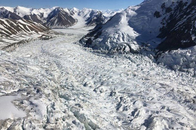 Oleada glaciar en las montañas de Sabn Elías, Canadá