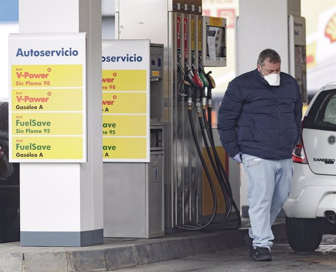 Un hombre reposta carburante en una estación de servicio después de que las salidas de gasolinas desde las instalaciones de la Compañía Logística de Hidrocarburos (CLH) se desplomaran un 83% la semana pasada, mientras que las de gasóleo A cayeron un 61%