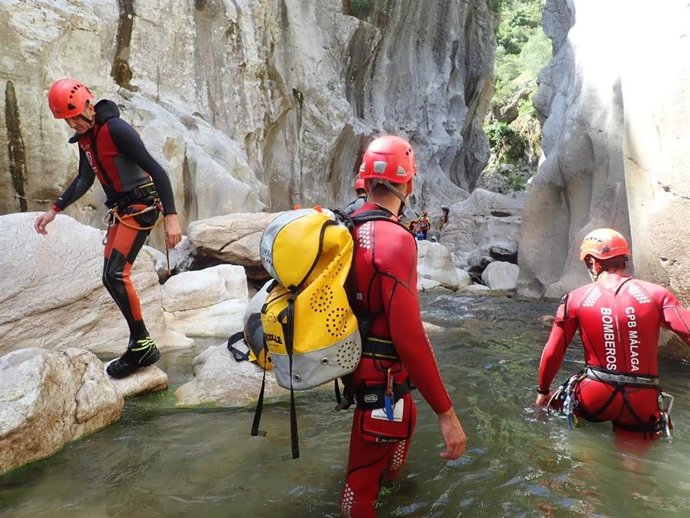 Efectivos del Consorcio Provincial de Bomberos de Málaga acondicionan el Cañon de las Buitreras de Cortes de la Frontera en el inicio del a temporada de barranquismo