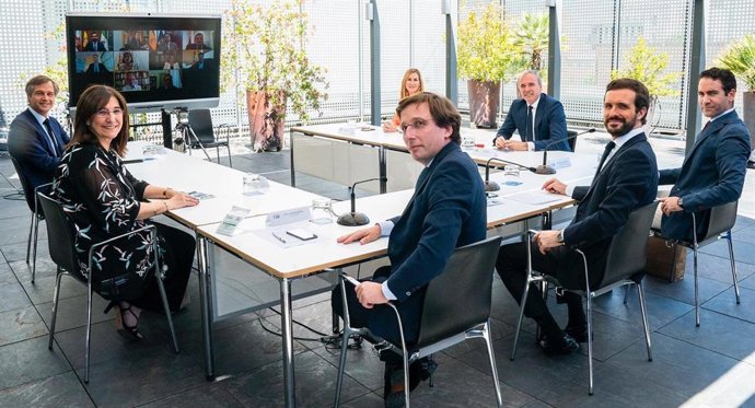 El líder del PP, Pablo Casado, en un encuentro con algunos alcaldes del PP cuando se cumple un año de la constitución de los ayuntamientos tras las elecciones de mayo. En Madrid, a 15 de febrero de 2020.