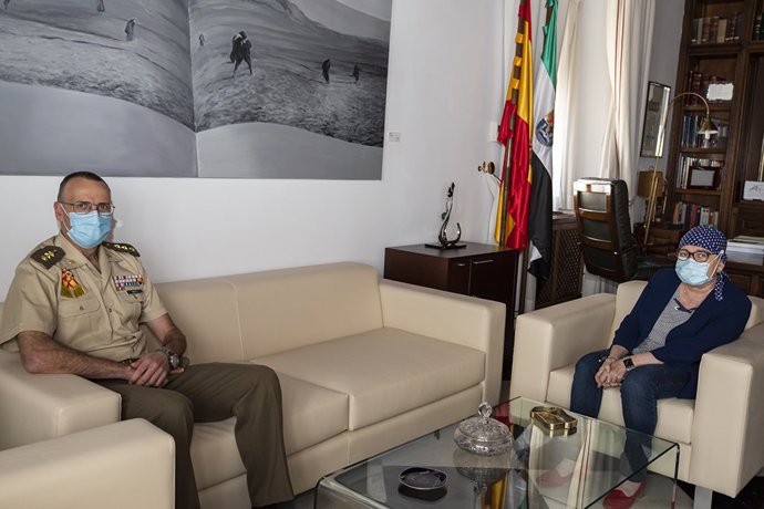 [Grupoextremadura] Foto Y Pie De Foto Recepción Presidenta Diputación Coronel Jefe Cefot