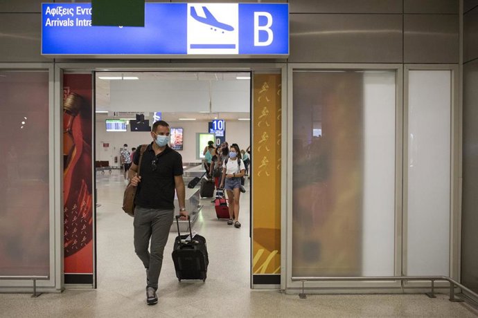 Pasajeros en un aeropuerto de Atenas. 