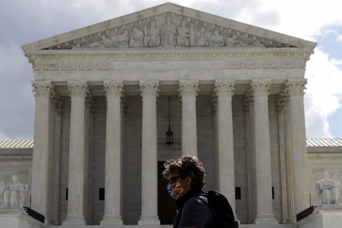 Una dona amb mscara passa davant del Tribunal Suprem dels Estats Units