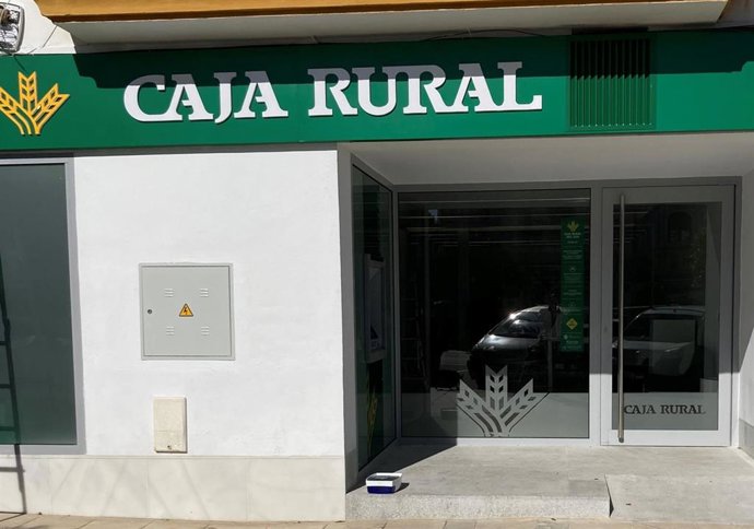 Fachada de la oficina de la Caja Rural en Palos de la Frontera.
