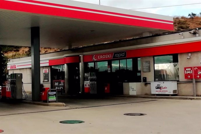 Supermercado Eroski Rapid en una estación de servicio.