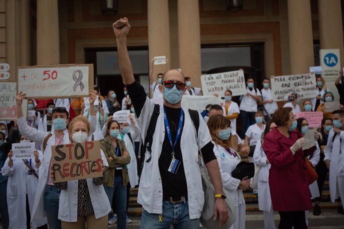 Un sanitari aixeca el bra en gest de protesta en el Dia Internacional de la Infermeria a les portes de l'Hospital Vall d'Hebron, a Barcelona (Catalunya, Espanya), a 12 de maig de 2020.