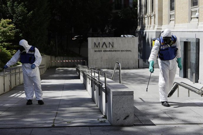 Agentes de la UME desinfectan la entrada del Museo Arqueológico a 25 de mayo de 2020.