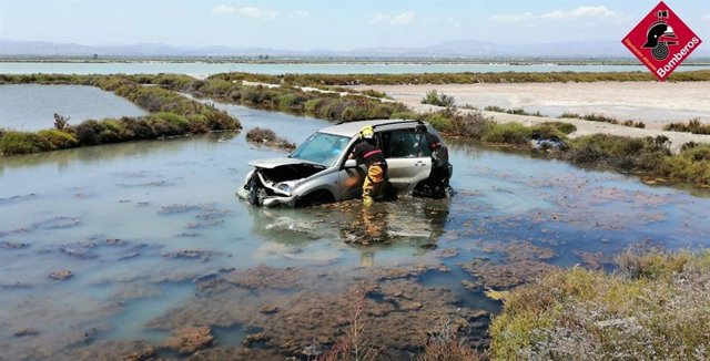 El coche dentro de la charca, en Santa Pola.