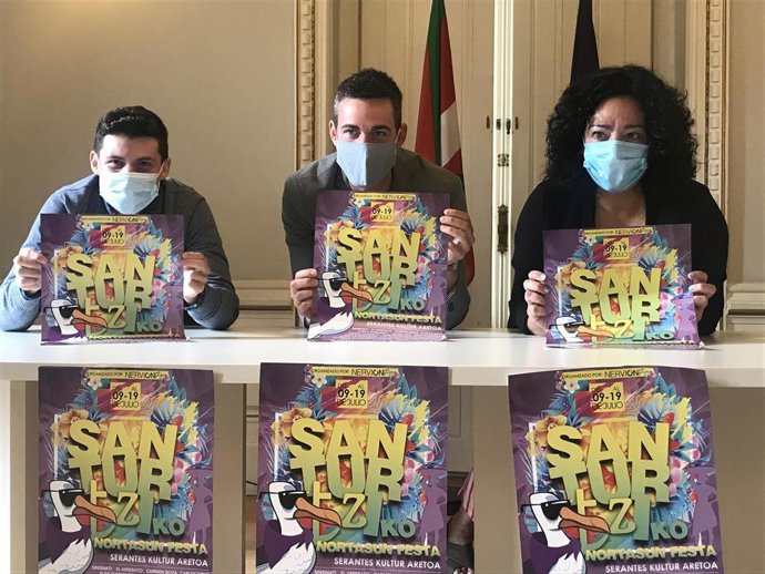 David Camín (promotor cultural), Itsazain Ortolatxipi (concejal de Cultura) y Gurutze Beitia (actriz).