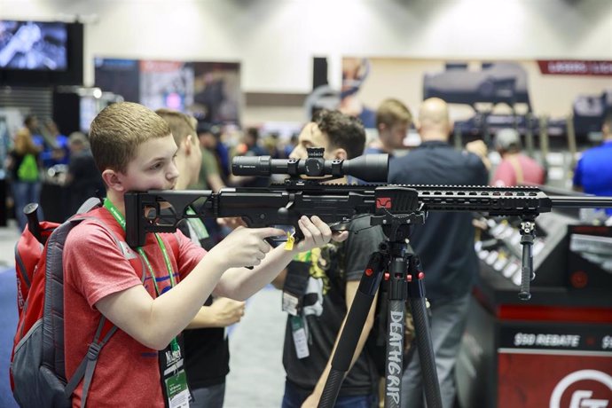 Un adolescente apunta con un fusil durante la convención de la Asociación Nacional del Rifle (NRA) en Indianápolis