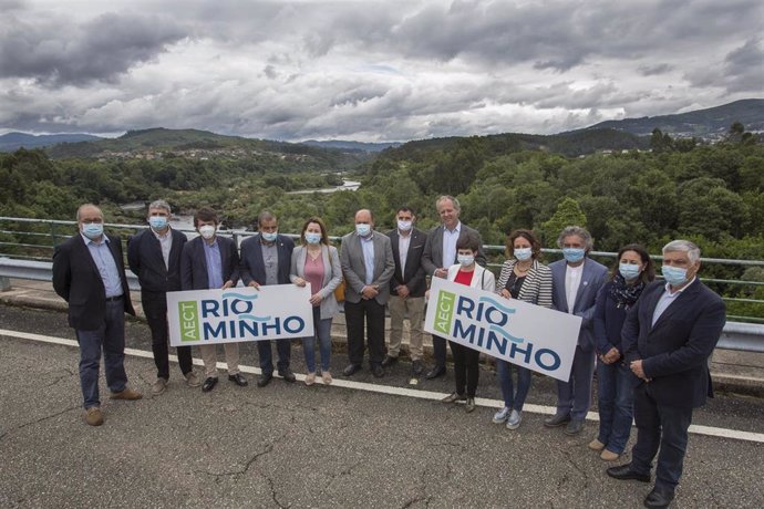 Alcaldes y alcaldesas de la 'raia' del Miño, en la primera jornada de reapertura del puente que une Arbo (Galicia) y Melgao (Portugal), tras el estado de alarma por la pandemia de COVID.