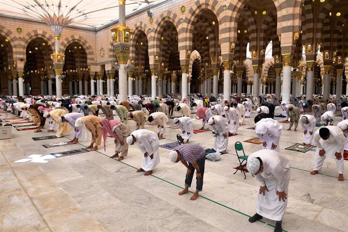 Hombres rezando en la Mezquita del Profeta de Medina, en Arabia Saudí, durante la pandemia de coronavirus