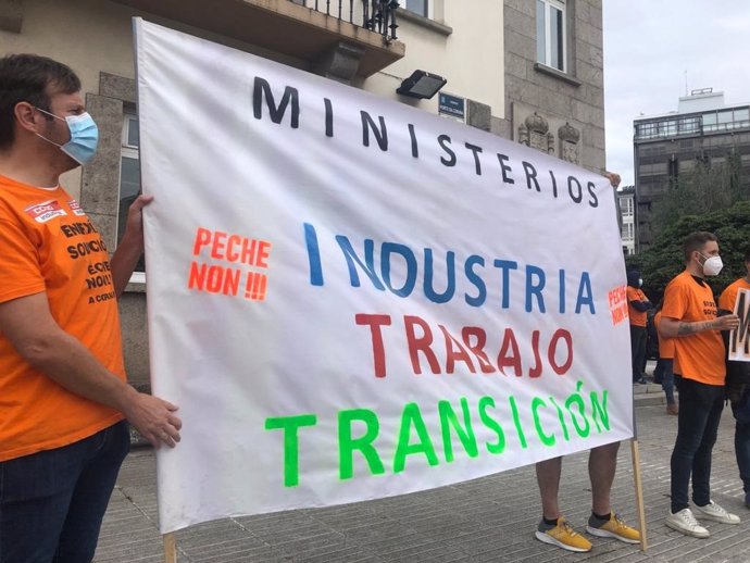 Trabajadores de Alu Ibérica en A Coruña secundan una nueva protesta ante la Delegación del Gobierno