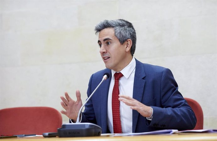 El vicepresidente del Gobierno de Cantabria, Pablo Zuloaga, interviene durante una sesión plenaria en el Parlamento de Cantabria