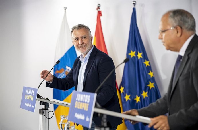 El presidente del Gobierno de Canarias, Ángel Víctor Torres, y el titular de la Fecai, Casimiro Curbelo, en rueda de prensa