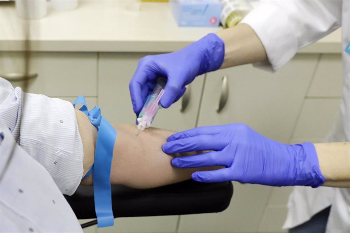 Un trabajador sanitario extrae sangre de una paciente para realizar el test serológico IgM/IgG SARS-CoV-2 ELISA (Ensayo de inmunoabsorción ligado a enzimas).