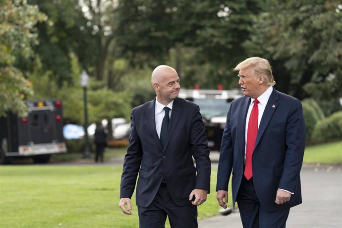 Donald Trump y Gianni Infantino charlan mientras pasean por el exterior de la Casa Blanca