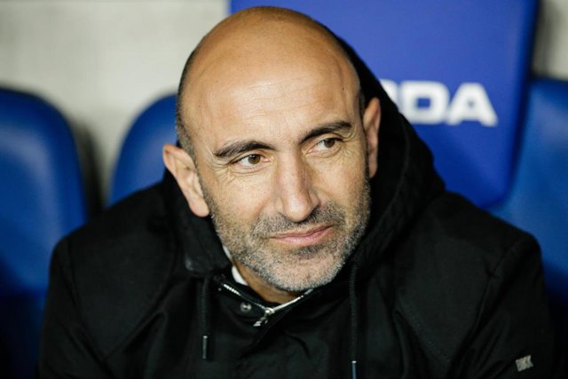 Abelardo en el banquillo antes de un partido del Espanyol