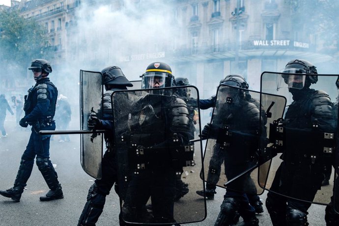 Francia.- Autorizan a la Policía francesa a utilizar estrangulamientos hasta que