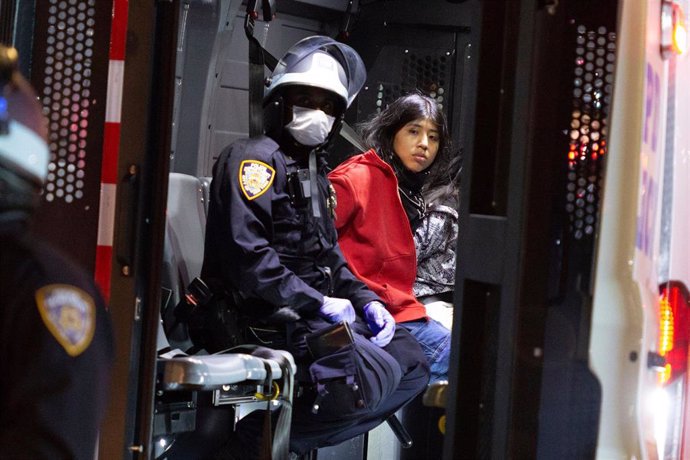 Detención de una manifestante en Nueva York