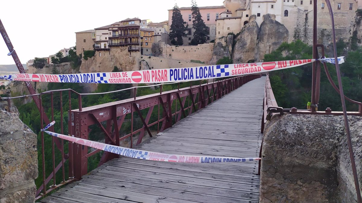 Detener ballena frente Cortan el paso peatonal del Puente San Pablo en Cuenca para revisar y  reforzar varias de las tablas de su trazado