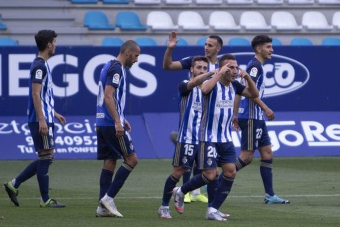 Los jugadores de la SD Ponferradina celebran uno de sus goles ante el Elche