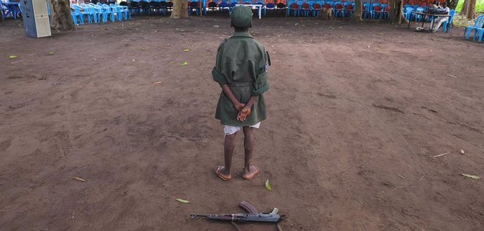Un niño de pie durante una ceremonia de liberación de menores de las filas de los grupos armados en Sudán del Sur.