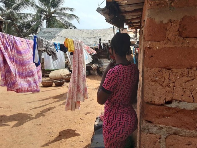 Kadiatu, una joven de 18 años que se quedó embarazada a los 13 en Sierra Leona, durante el brote de ébola.