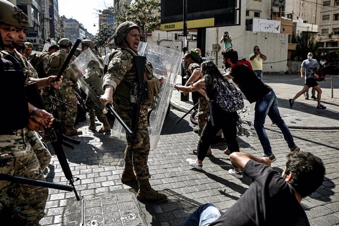 Soldados del Ejército libanés reprimiendo una manifestación contra el Gobierno celebrada en Beirut. Líbano está experimentando su peor crisis económica desde la guerra civil de 1975-90. 