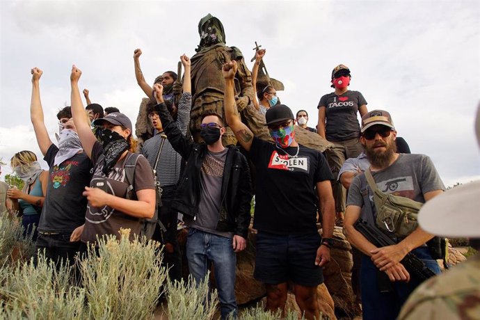 Manifestantes en una protesta contra la estatua Juan de Oñate en Albuquerque, en Nuevo México