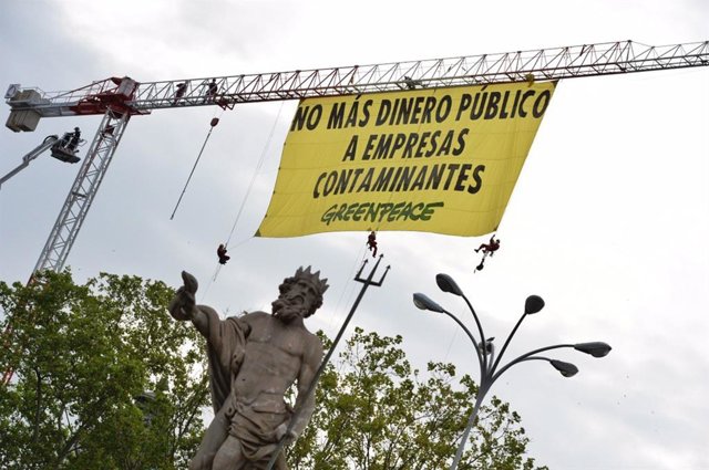 Acción de Greenpeace en la plaza de Neptuno de Madrid contra las ayudas públias a empresas contaminantes.