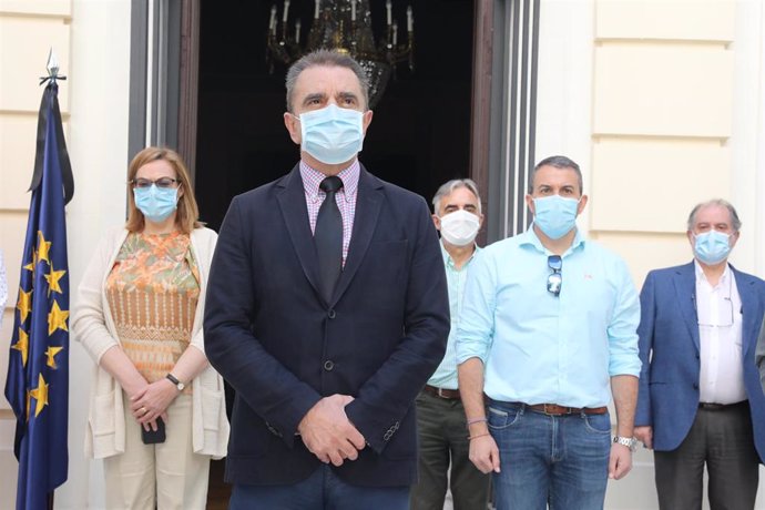 El delegado del Gobierno en Madrid, José Manuel Franco, guarda un minuto de silencio junto con algunos miembros de la delegación en señal de memoria y reconocimiento hacia las víctimas del coronavirus en España.
