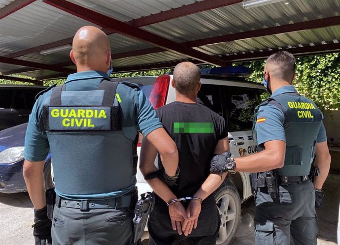 Imagen del detenido, escoltado por dos agentes de la Guardia Civil