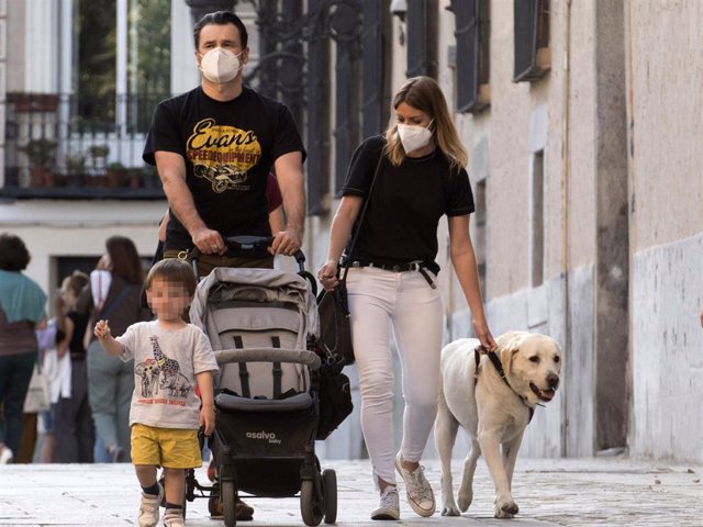 Iñaki López y Andrea Ropero disfrutan de un familiar paseo con su hijo Roke y su mascota