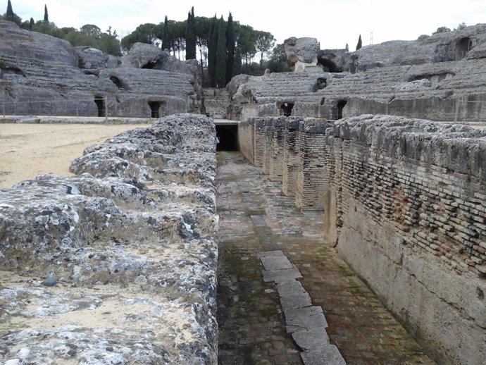Foso del anfiteatro romano de Itálica