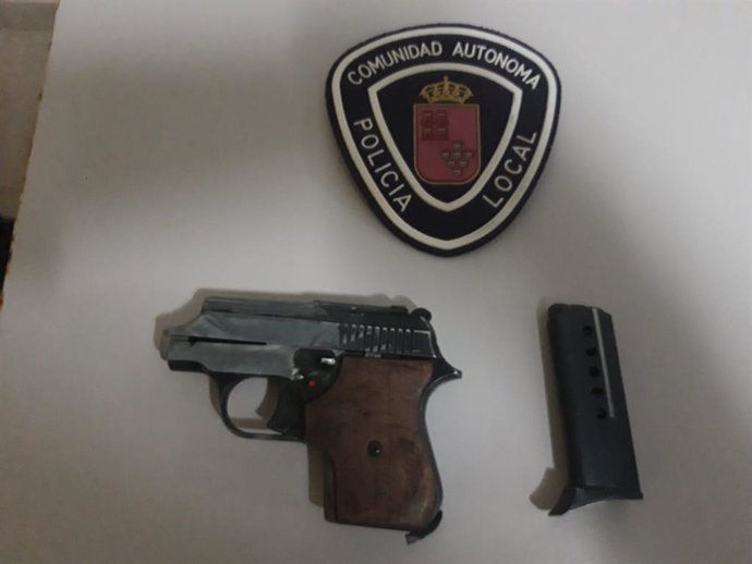 Pistola incautada a un detenido por la Policía Local de Lorca en la madrugada del domingo 14 de junio de 2020