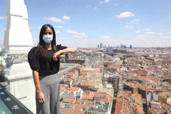 La vicealcaldesa de Madrid, Begoña Villacís, posa ayer en la terraza durante la reapertura del Hotel Riu Plaza España.