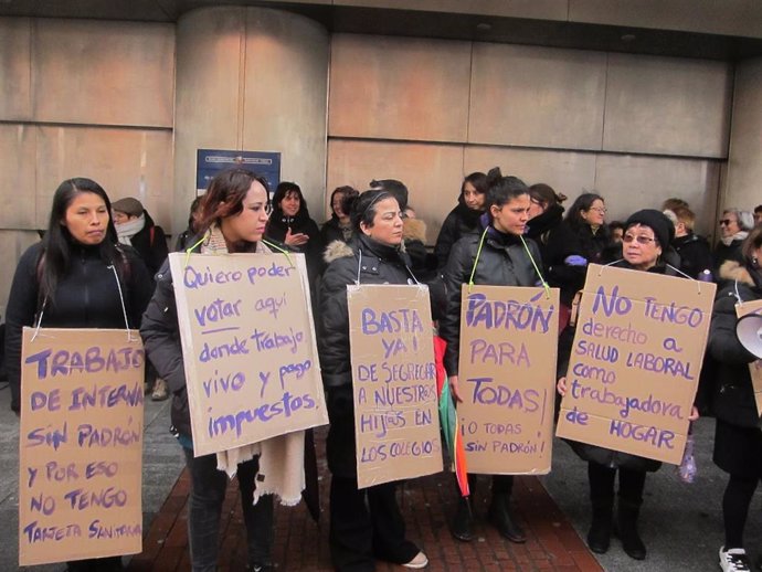 Mujeres migrantes concentradas ante Gobierno Vasco en Bilbao por sus derechos laborales y sociales