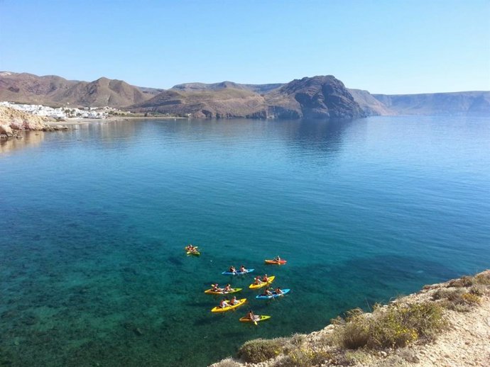 Varias personas practican kayak en el Parque Natural de Cabo de Gata-Níjar (Almería)