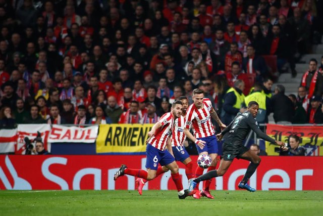 Koke y Saúl peleando un balón con Wijnaldum en el Atlético-Liverpool del Wanda Metropolitano de la Liga de Campeones 2019-2020