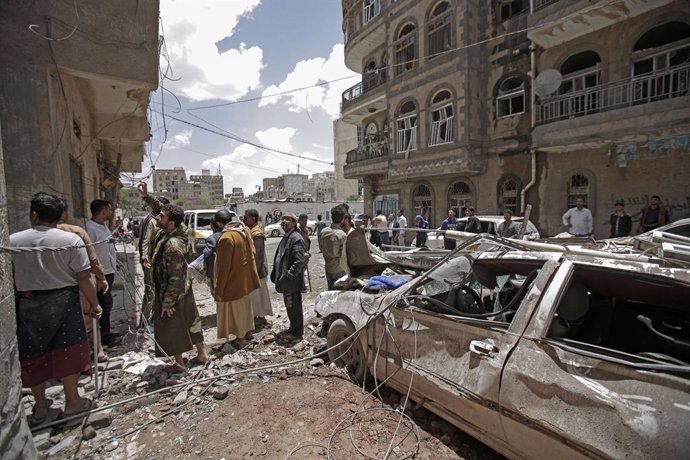 Yemen.- Los huthis denuncian la muerte de 16 personas en bombardeos de la coalic