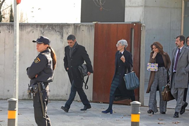 El mayor de los Mossos d’Esquadra, Josep Lluís Trapero (1i), y su abogada, Olga Tubau, en la Audiencia Nacional