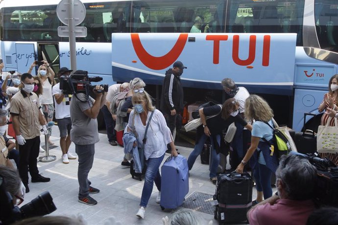 Viajeros procedentes de Alemania llegan al hotel en el que se alojarán tras su llegada a Palma de Mallorca el día en el que arranca en Baleares el plan piloto para la reapertura del turismo.  