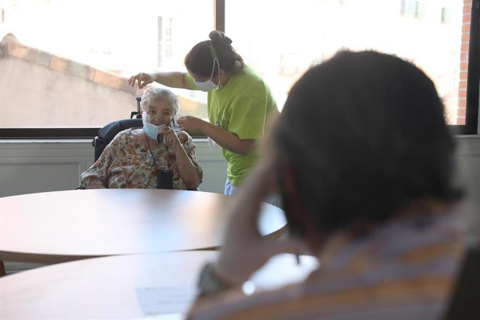 Un residente charla con su familiar en la Residencia Centro Casaverde Navalcarnero en su primer día de visitas