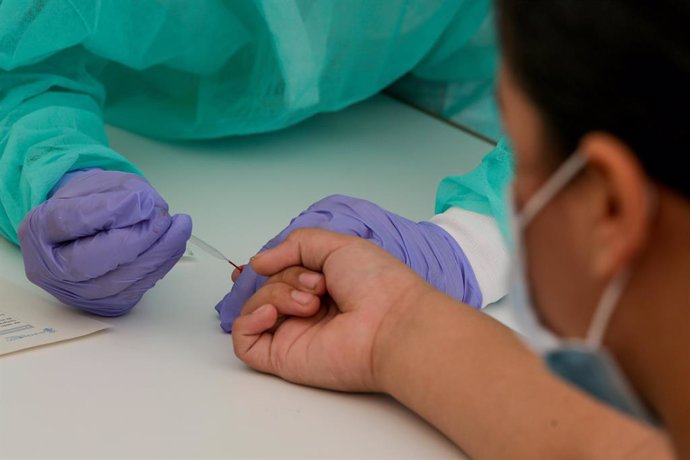 Una treballadora sanitria realitza una prova diagnstica del coronavirus (Arxiu)
