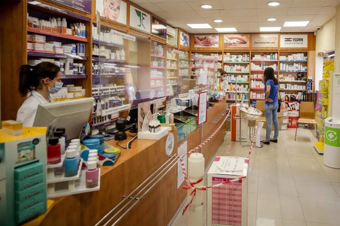 Una farmacéutica de la farmacia Iñigo de Juana trabaja en el mostrado. En Madrid, (España), a 3 de junio de 2020.