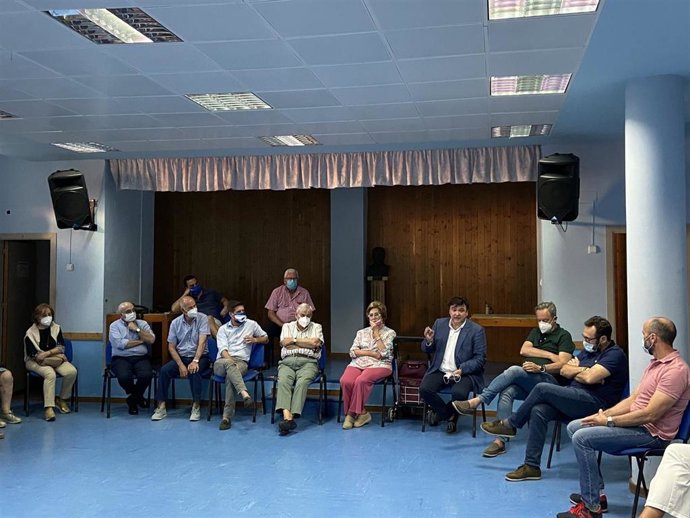 El alcalde de Huelva, Gabriel Cruz, se reúne con vecinos del Molino de la Vega para anunciar las medidas contra los 'okupas' de la calle Macías Belmonte.