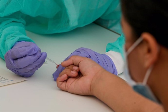 Una trabajadora sanitaria realiza una prueba diagnóstica del coronavirus (Archivo)