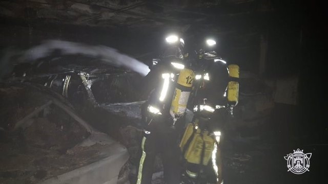 Imagen de la intervención de los bomberos en el incendio de un garaje en Burgos.